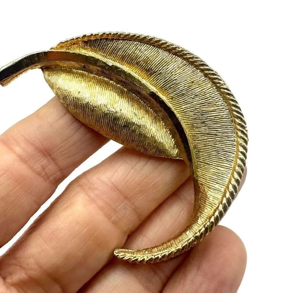 Vintage leaf brooch